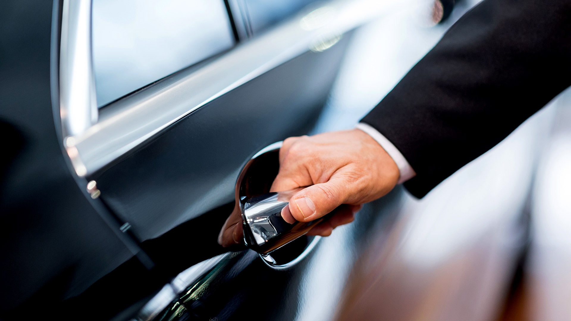 Luxury chauffeur services in Lisbon with Mercedes premium fleet